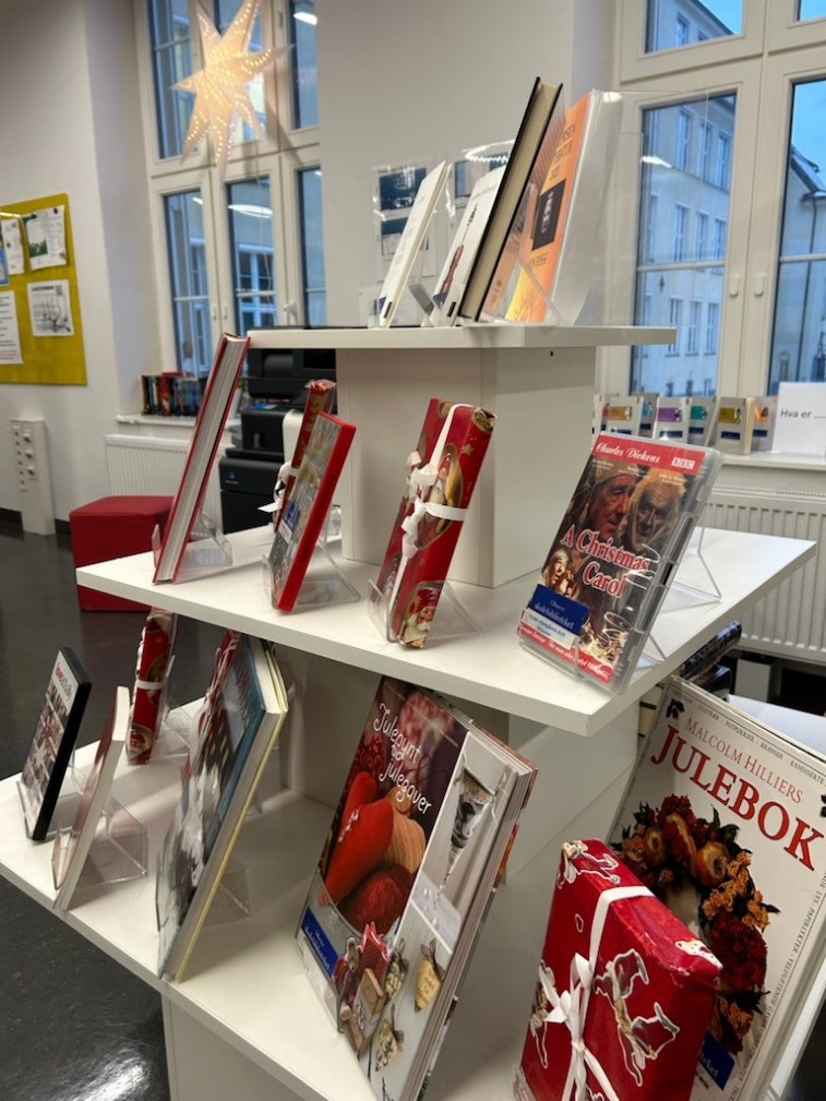 Julebøker og filmer på bibliotektet.jpg