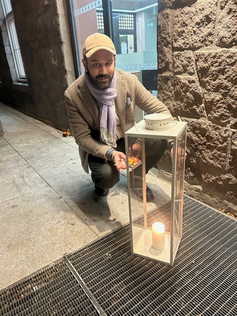 Miljøarbeider Kamran tenner lyktene - god morgen!.jpg