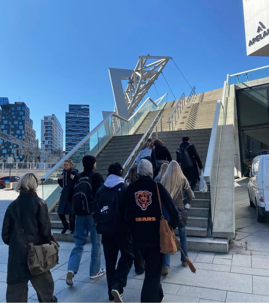 En gruppe mennesker som går opp trapper