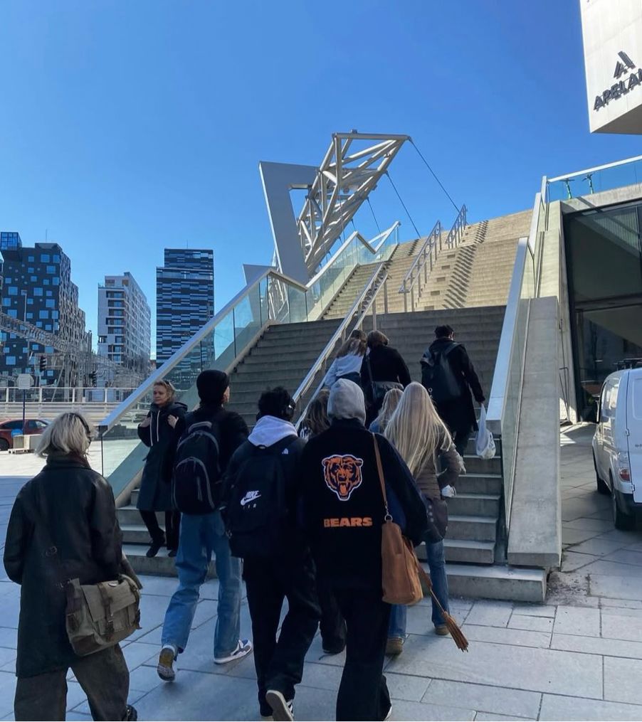 En gruppe mennesker som går opp trapper En gruppe mennesker som går opp trapper