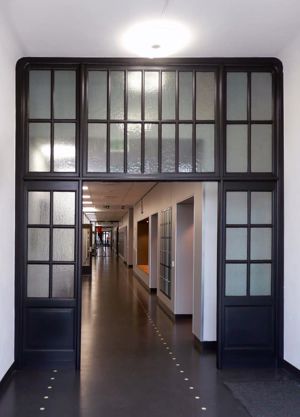 Fra gangen inn til klasserom