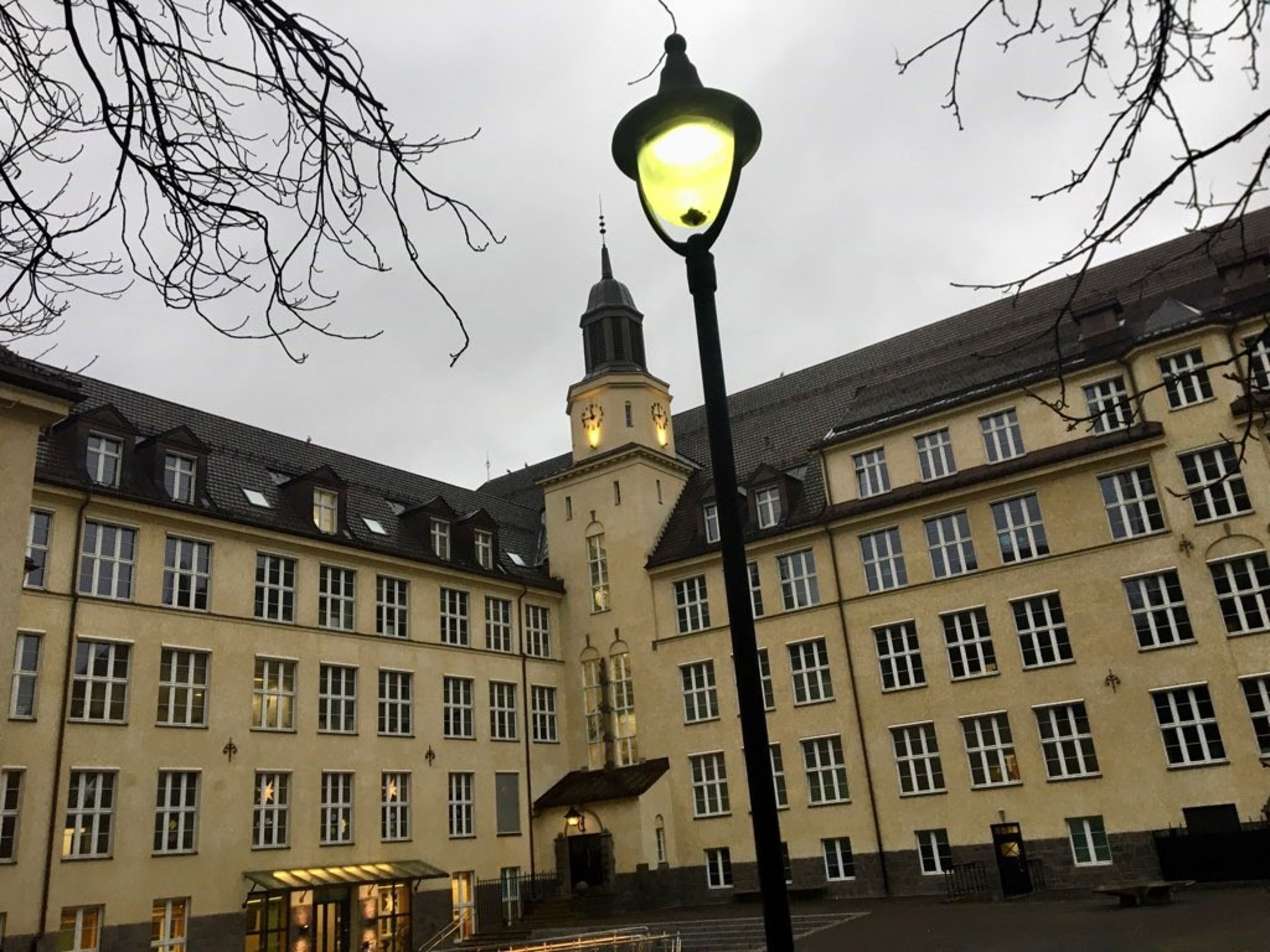 Skolebygning i vinterdrakt