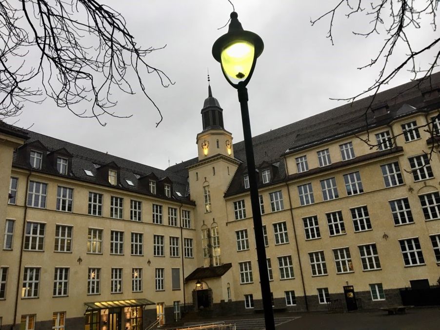 Skolebygning i vinterdrakt