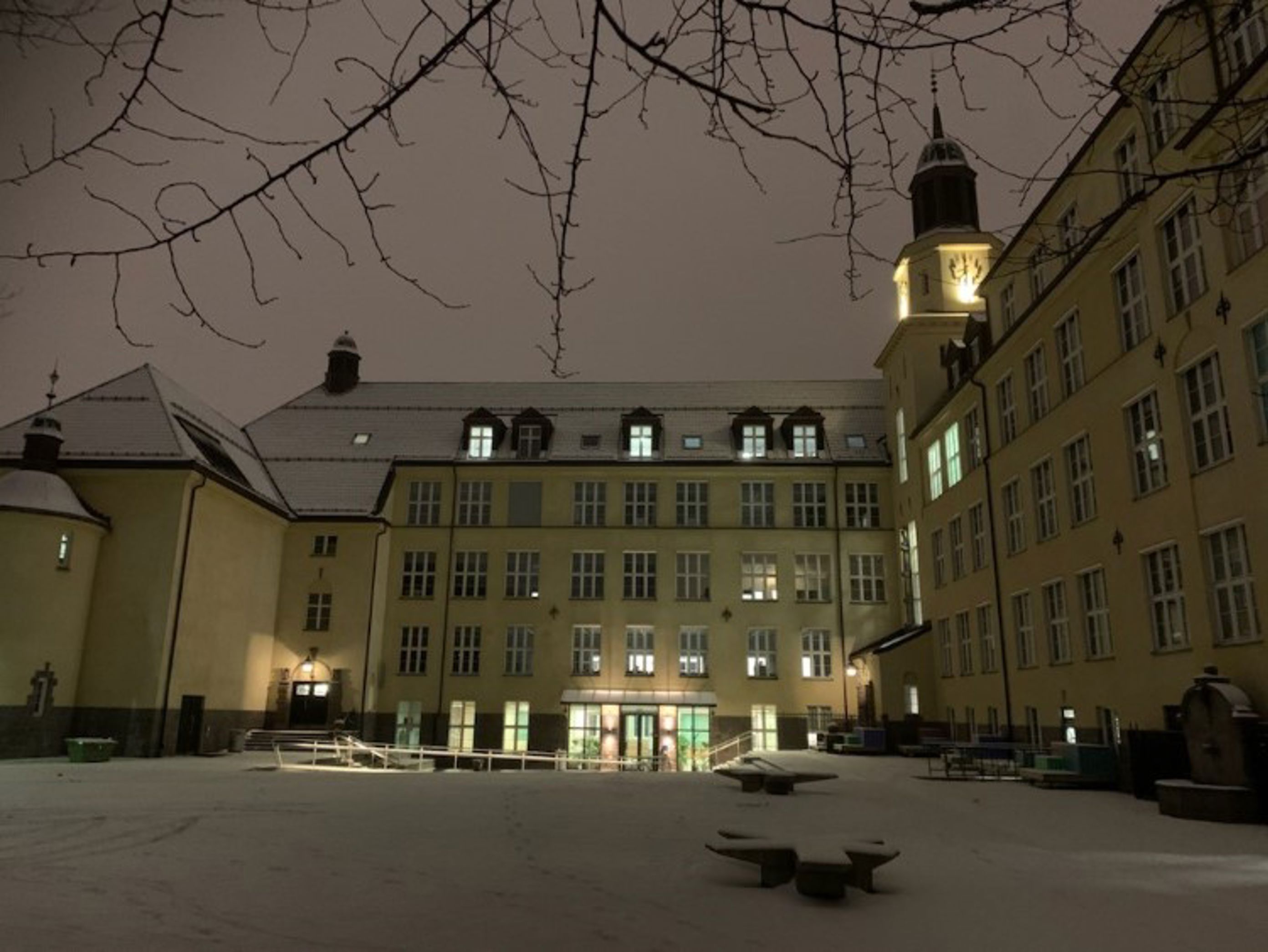 Snøfull skolen en stille morgenstund
