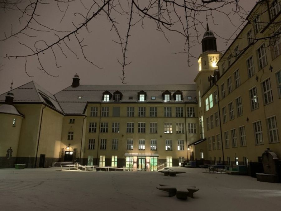 Snøfull skolen en stille morgenstund