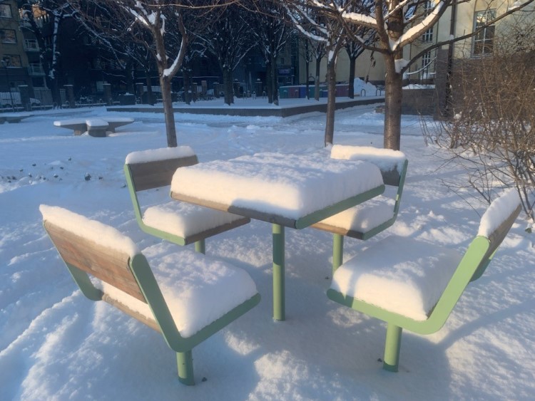 Benker i skolegården med snø