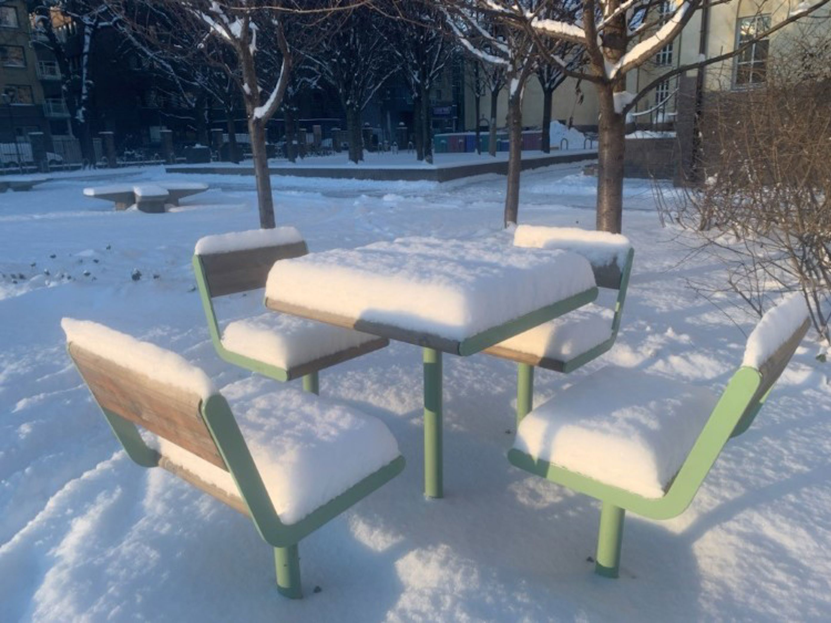 Benker i skolegården med snø