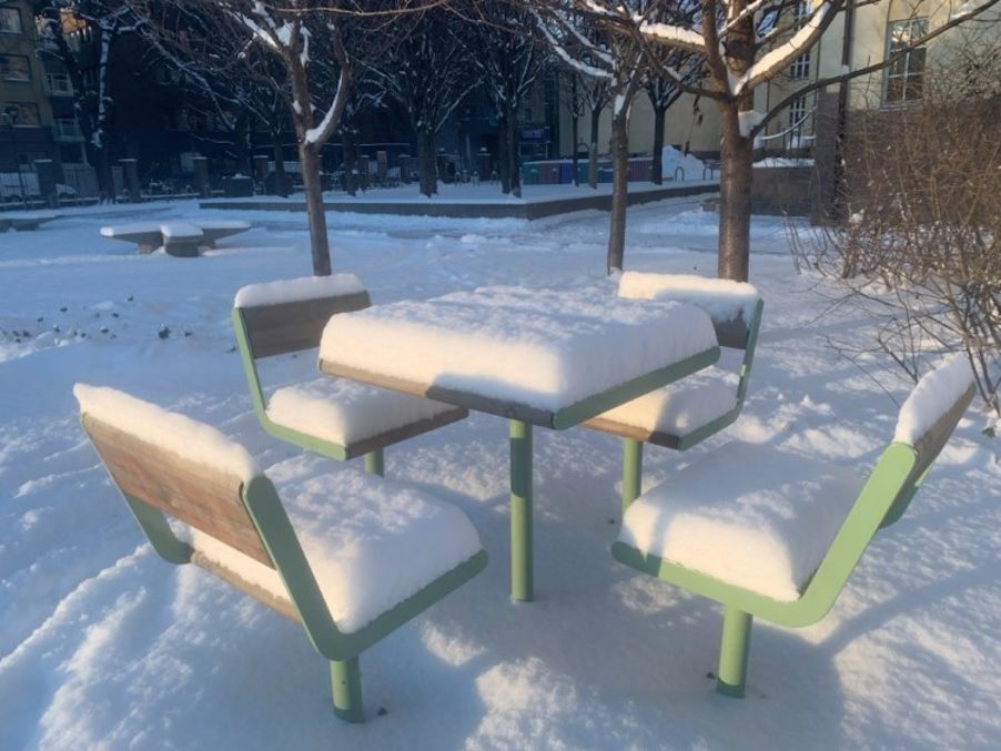 Benker i skolegården med snø