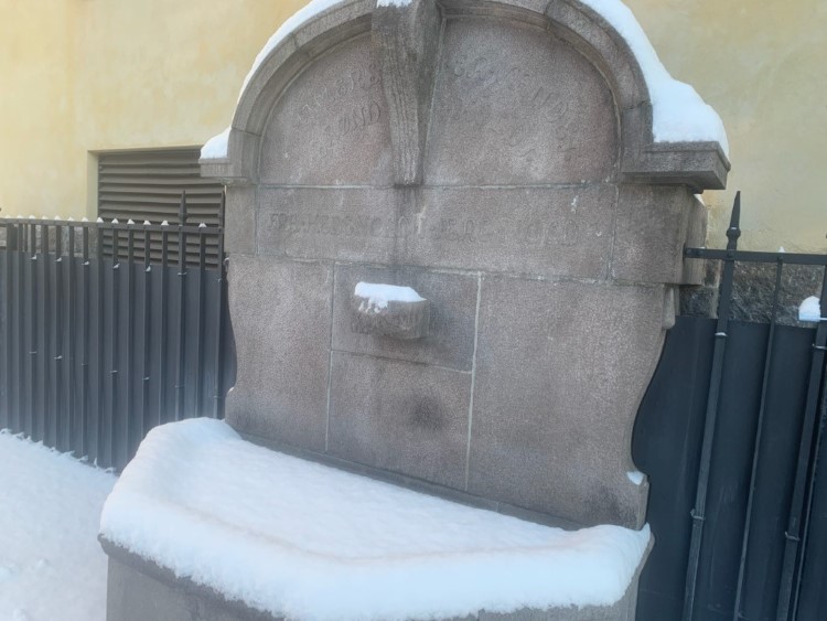 Fontene dekket i snø