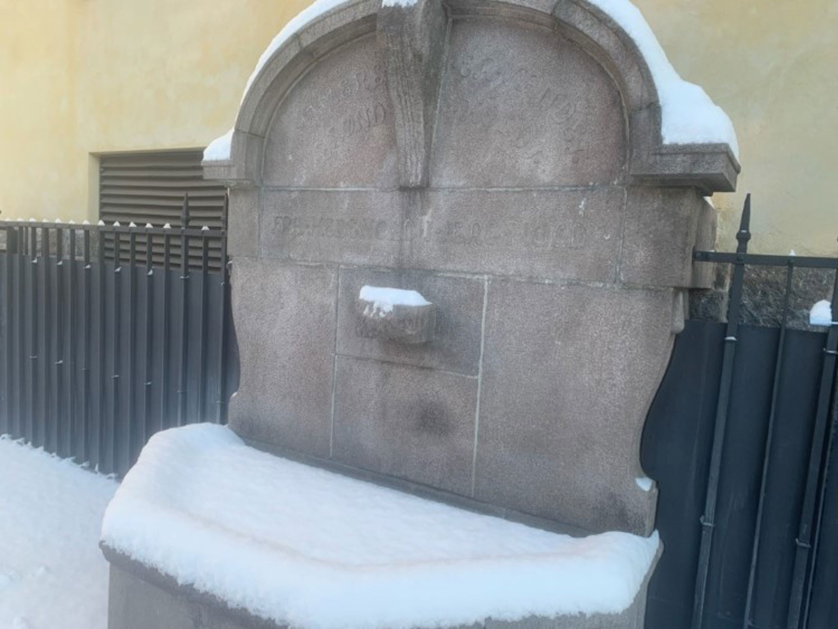 Fontene dekket i snø