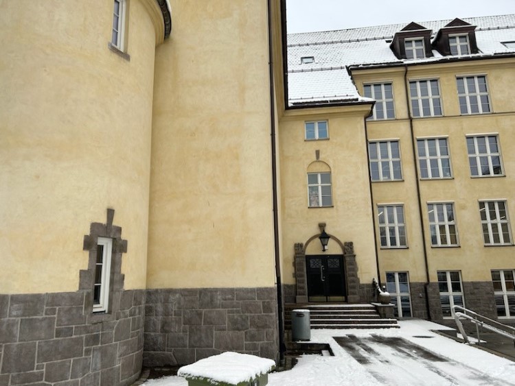 Hersleb vgs sideinngang i snø