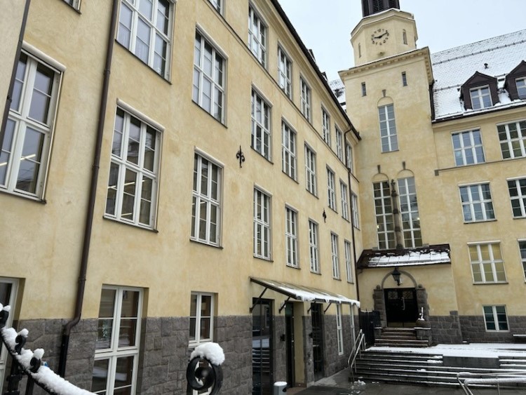 Hersleb vgs hovedinngang i snø