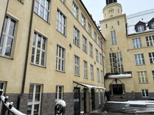 Hersleb vgs hovedinngang i snø