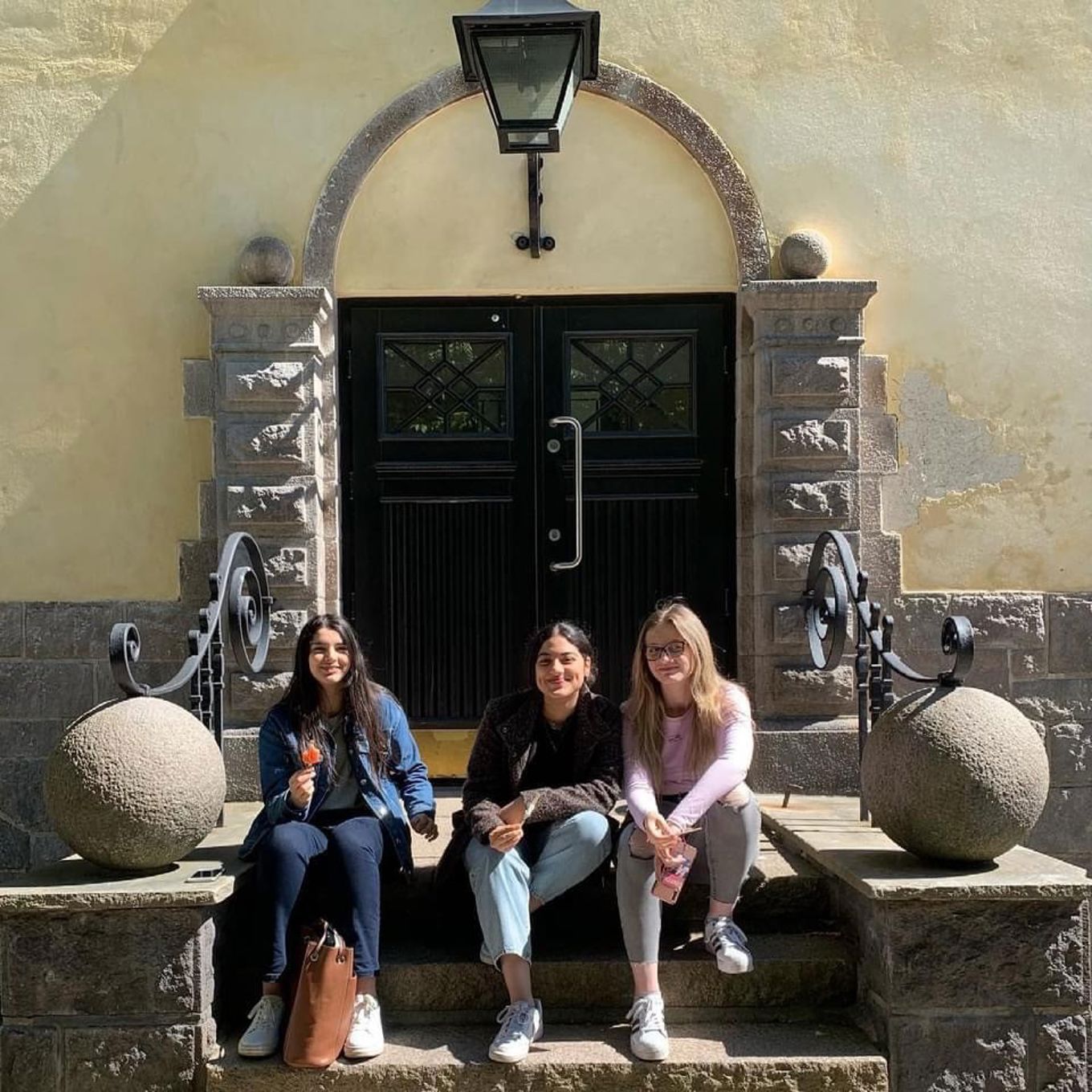 Foto: Astrid Grytte Jenter på trappa