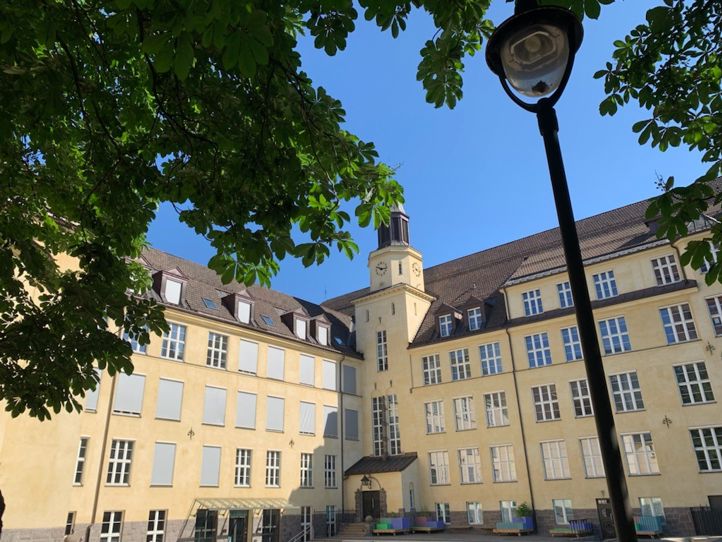Skoleinngang i sommersol