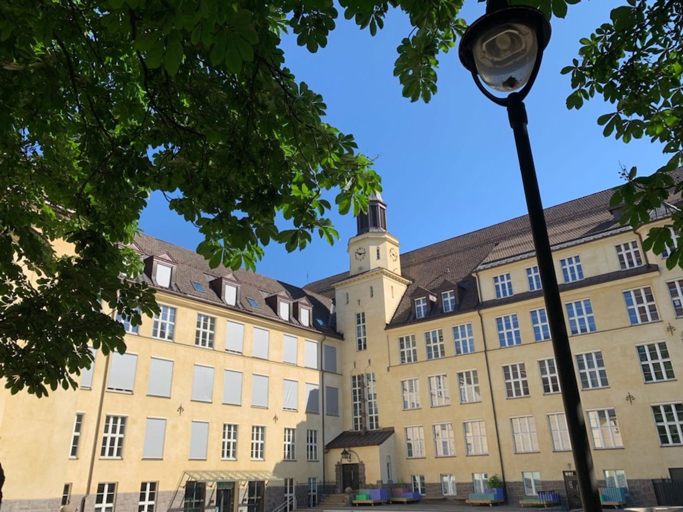 Foto: Marianne Stavrum Skoleinngang i sommersol